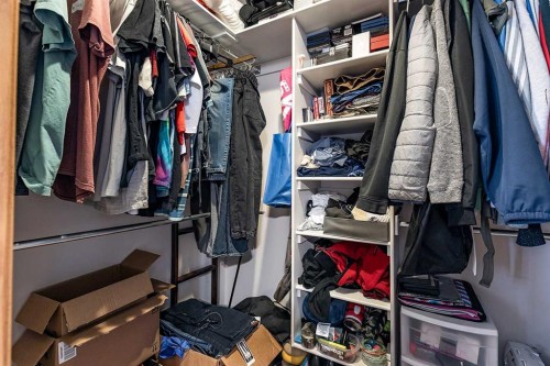 484 Stark Way Se, Medicine Hat, AB - Indoor With Storage