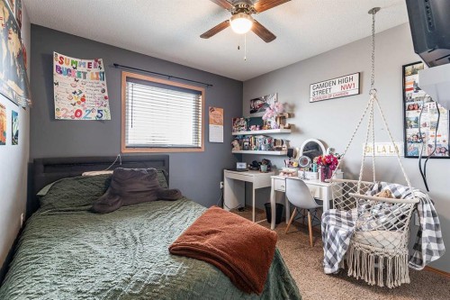 484 Stark Way Se, Medicine Hat, AB - Indoor Photo Showing Bedroom