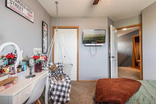 484 Stark Way Se, Medicine Hat, AB - Indoor Photo Showing Bedroom