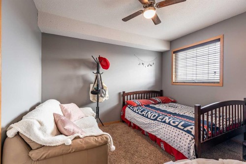 484 Stark Way Se, Medicine Hat, AB - Indoor Photo Showing Bedroom