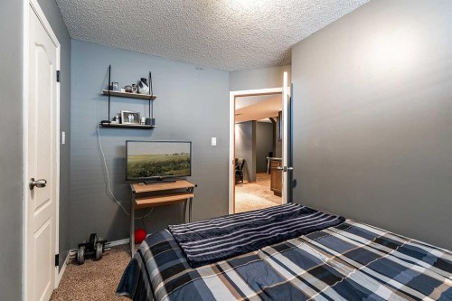 484 Stark Way Se, Medicine Hat, AB - Indoor Photo Showing Bedroom
