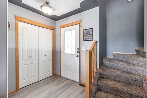 484 Stark Way Se, Medicine Hat, AB - Indoor Photo Showing Other Room