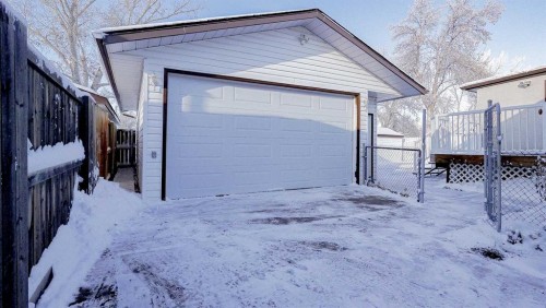 53 Collins Crescent Se, Medicine Hat, AB - Outdoor With Exterior