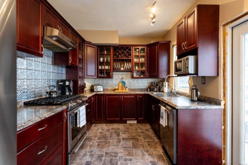 268 Belfast Street Se, Medicine Hat, AB - Indoor Photo Showing Kitchen