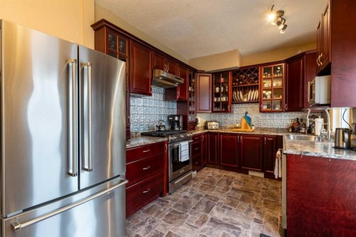 268 Belfast Street Se, Medicine Hat, AB - Indoor Photo Showing Kitchen