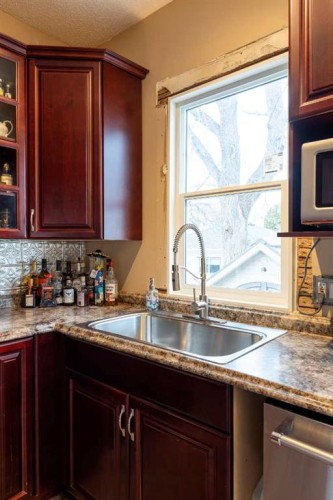 268 Belfast Street Se, Medicine Hat, AB - Indoor Photo Showing Kitchen