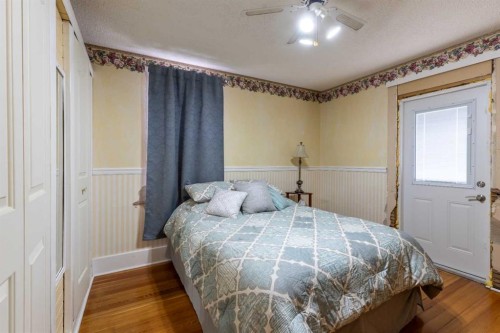 268 Belfast Street Se, Medicine Hat, AB - Indoor Photo Showing Bedroom
