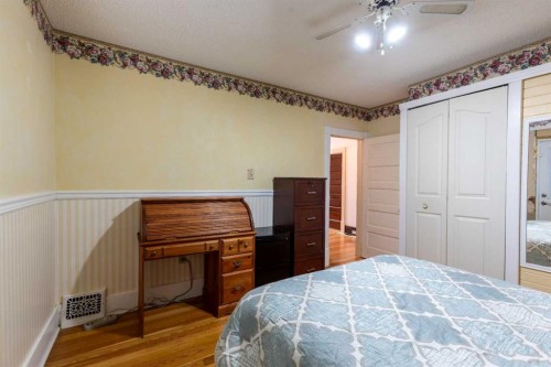 268 Belfast Street Se, Medicine Hat, AB - Indoor Photo Showing Bedroom