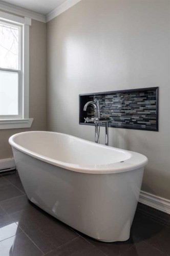 268 Belfast Street Se, Medicine Hat, AB - Indoor Photo Showing Bathroom