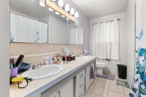 8 Cypress Way Se, Medicine Hat, AB - Indoor Photo Showing Bathroom