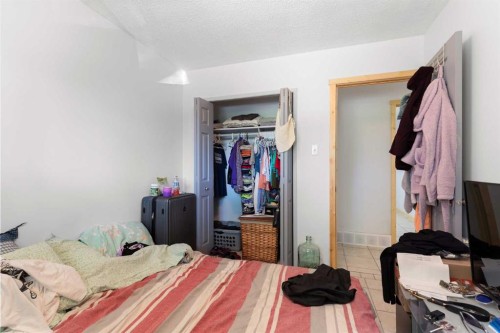 8 Cypress Way Se, Medicine Hat, AB - Indoor Photo Showing Bedroom
