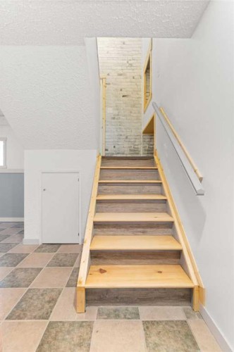 8 Cypress Way Se, Medicine Hat, AB - Indoor Photo Showing Other Room