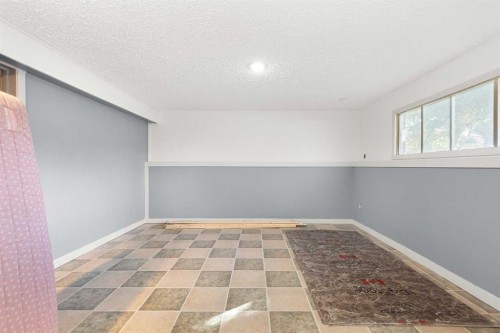 8 Cypress Way Se, Medicine Hat, AB - Indoor Photo Showing Other Room