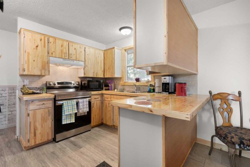 8 Cypress Way Se, Medicine Hat, AB - Indoor Photo Showing Kitchen With Double Sink