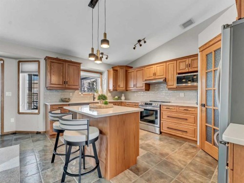 28 Stark Mews Se, Medicine Hat, AB - Indoor Photo Showing Kitchen