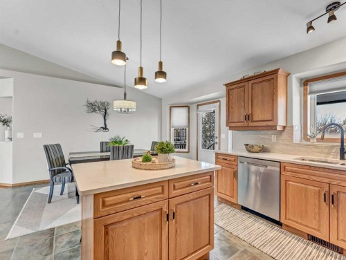 28 Stark Mews Se, Medicine Hat, AB - Indoor Photo Showing Kitchen