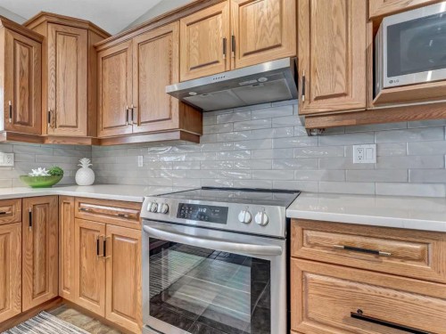28 Stark Mews Se, Medicine Hat, AB - Indoor Photo Showing Kitchen
