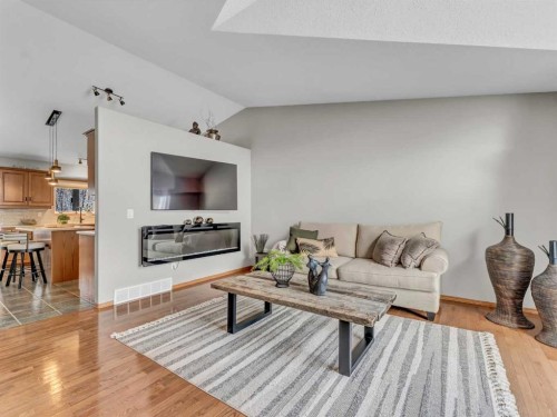 28 Stark Mews Se, Medicine Hat, AB - Indoor Photo Showing Living Room