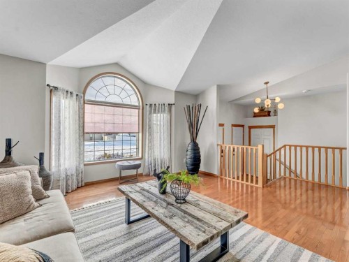 28 Stark Mews Se, Medicine Hat, AB - Indoor Photo Showing Living Room