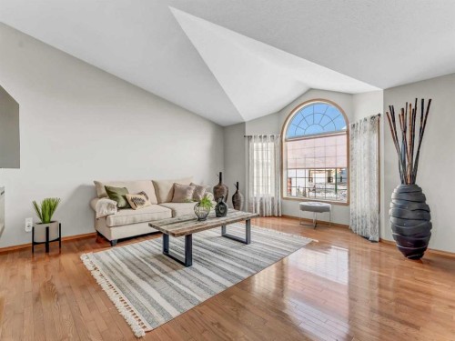 28 Stark Mews Se, Medicine Hat, AB - Indoor Photo Showing Living Room