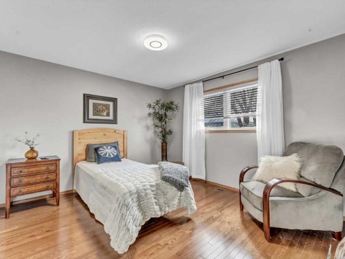 28 Stark Mews Se, Medicine Hat, AB - Indoor Photo Showing Bedroom