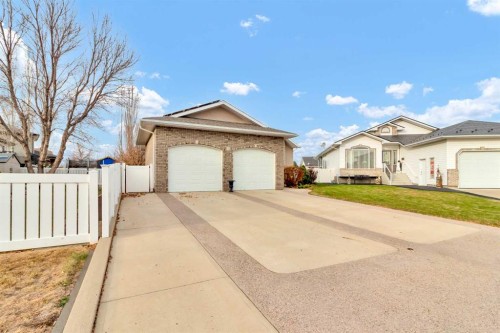 28 Stark Mews Se, Medicine Hat, AB - Outdoor