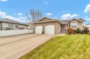 28 Stark Mews Se, Medicine Hat, AB  - Outdoor With Facade 