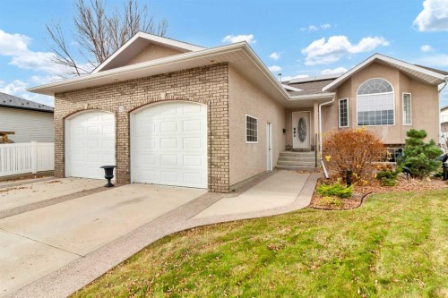 28 Stark Mews Se, Medicine Hat, AB - Outdoor With Facade