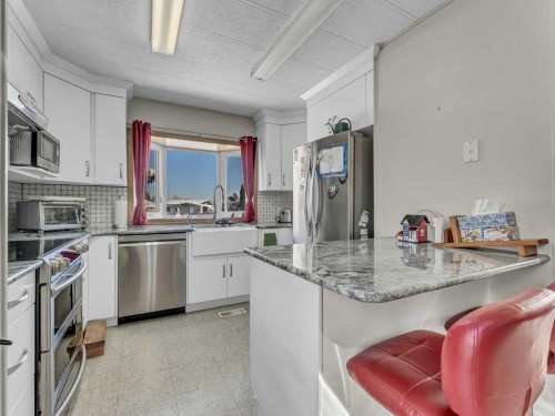 342 Cornell Crescent Sw, Medicine Hat, AB - Indoor Photo Showing Kitchen With Upgraded Kitchen