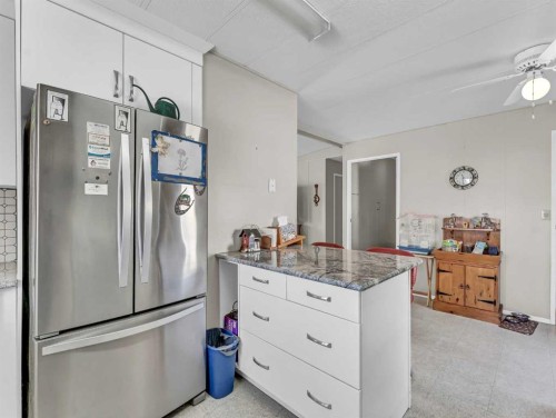 342 Cornell Crescent Sw, Medicine Hat, AB - Indoor Photo Showing Kitchen