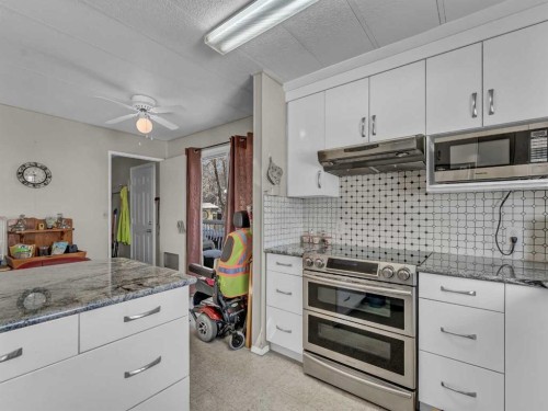 342 Cornell Crescent Sw, Medicine Hat, AB - Indoor Photo Showing Kitchen With Upgraded Kitchen