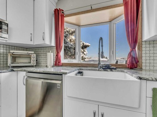 342 Cornell Crescent Sw, Medicine Hat, AB - Indoor Photo Showing Kitchen