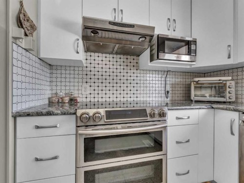 342 Cornell Crescent Sw, Medicine Hat, AB - Indoor Photo Showing Kitchen With Upgraded Kitchen