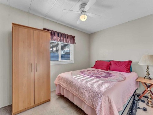 342 Cornell Crescent Sw, Medicine Hat, AB - Indoor Photo Showing Bedroom