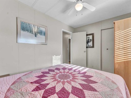 342 Cornell Crescent Sw, Medicine Hat, AB - Indoor Photo Showing Bedroom