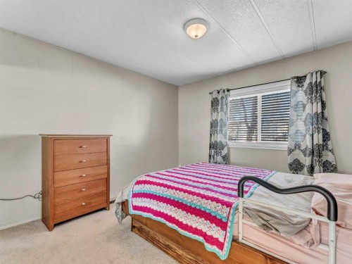 342 Cornell Crescent Sw, Medicine Hat, AB - Indoor Photo Showing Bedroom