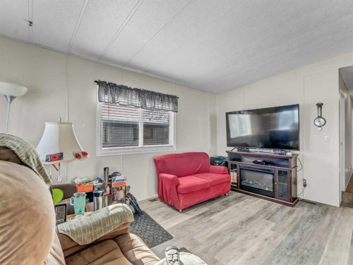 342 Cornell Crescent Sw, Medicine Hat, AB - Indoor Photo Showing Living Room