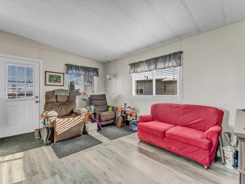 342 Cornell Crescent Sw, Medicine Hat, AB - Indoor Photo Showing Living Room