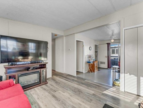 342 Cornell Crescent Sw, Medicine Hat, AB - Indoor Photo Showing Living Room