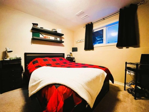 110 Ranchlands Way Ne, Medicine Hat, AB - Indoor Photo Showing Bedroom