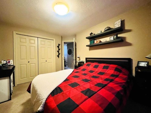 110 Ranchlands Way Ne, Medicine Hat, AB - Indoor Photo Showing Bedroom