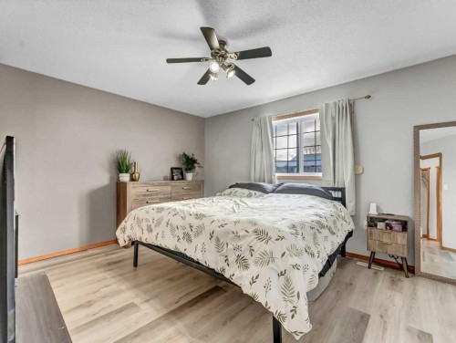 2378 Hatcher Drive Ne, Medicine Hat, AB - Indoor Photo Showing Bedroom