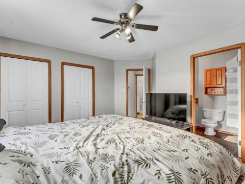 2378 Hatcher Drive Ne, Medicine Hat, AB - Indoor Photo Showing Bedroom