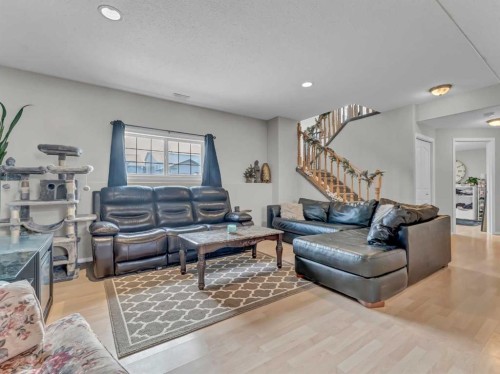 2378 Hatcher Drive Ne, Medicine Hat, AB - Indoor Photo Showing Living Room