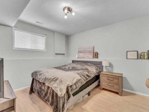 2378 Hatcher Drive Ne, Medicine Hat, AB - Indoor Photo Showing Bedroom