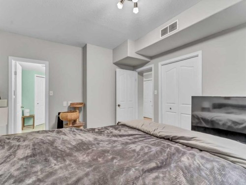 2378 Hatcher Drive Ne, Medicine Hat, AB - Indoor Photo Showing Bedroom
