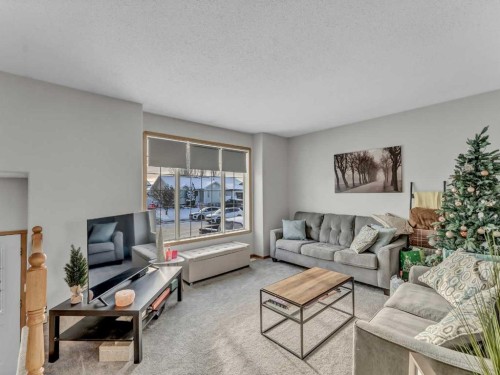 2378 Hatcher Drive Ne, Medicine Hat, AB - Indoor Photo Showing Living Room
