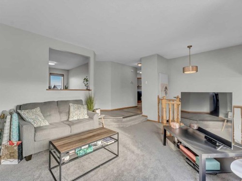 2378 Hatcher Drive Ne, Medicine Hat, AB - Indoor Photo Showing Living Room