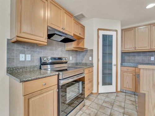 18 Vista Close Se, Medicine Hat, AB - Indoor Photo Showing Kitchen