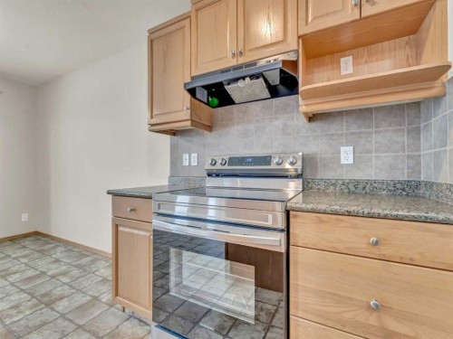 18 Vista Close Se, Medicine Hat, AB - Indoor Photo Showing Kitchen